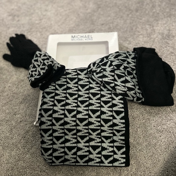 Michael Kors Hat, Scarf and Gloves set. NEW - Picture 1 of 2